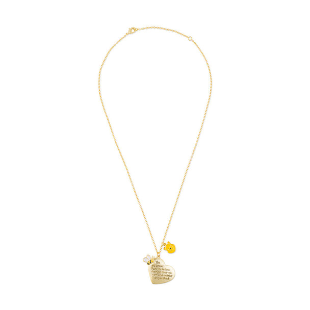 Gros plan sur la breloque Winnie l'Ourson en or jaune attachée au collier PEERS HARDY