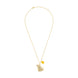 Gros plan sur la breloque Winnie l'Ourson en or jaune attachée au collier PEERS HARDY