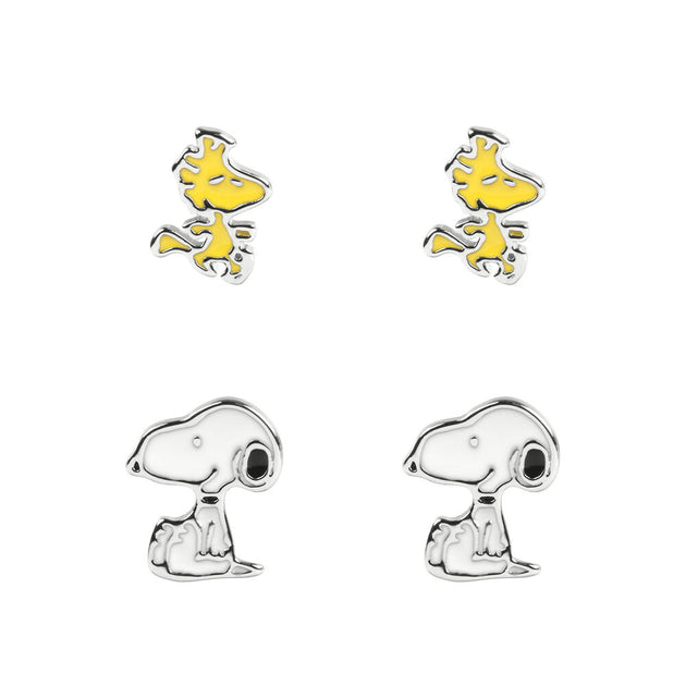 Boucles d'oreilles Snoopy officielles Peanuts posées sur un fond blanc, mettant en avant les détails du design.