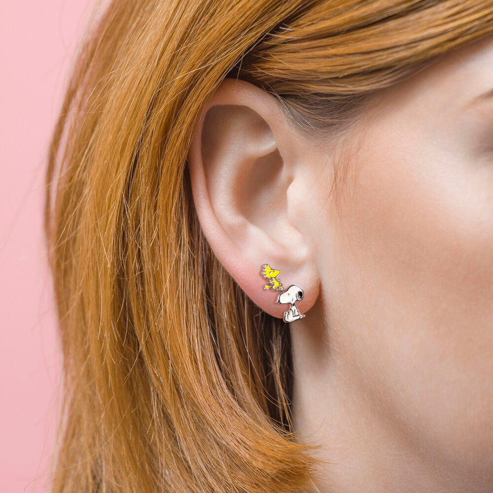 Set complet des deux paires de boucles d'oreilles Snoopy et Woodstock présentées ensemble sur un support élégant.
