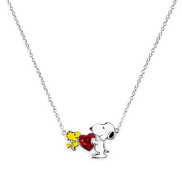 Vue rapprochée du pendentif en forme de cœur avec Snoopy et Woodstock sur le collier Peanuts