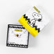 Présentation du collier Snoopy & Woodstock porté autour du cou pour un style élégant