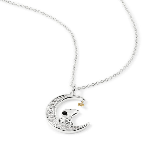 Gros plan sur le pendentif lune serti de pierres blanches étincelantes du collier Peanuts