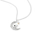 Gros plan sur le pendentif lune serti de pierres blanches étincelantes du collier Peanuts