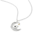 Gros plan sur le pendentif lune serti de pierres blanches étincelantes du collier Peanuts
