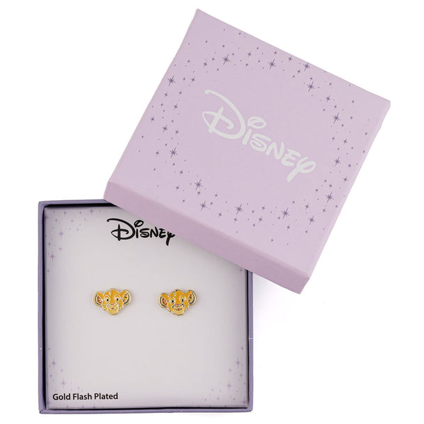 Vue rapprochée des boucles d'oreilles Simba Disney en plaqué or, mettant en valeur la finition et le design