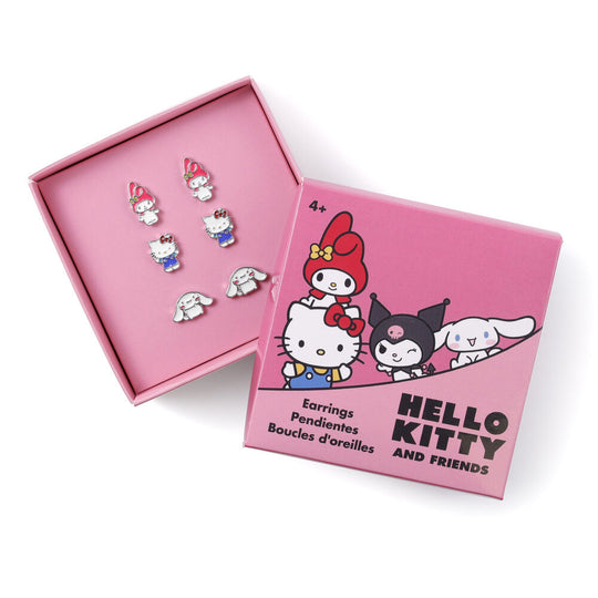 Zoom sur les boucles d'oreilles Hello Kitty & Friends montrant les détails précis et la finition argentée brillante