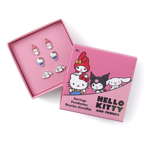 Zoom sur les boucles d'oreilles Hello Kitty & Friends montrant les détails précis et la finition argentée brillante