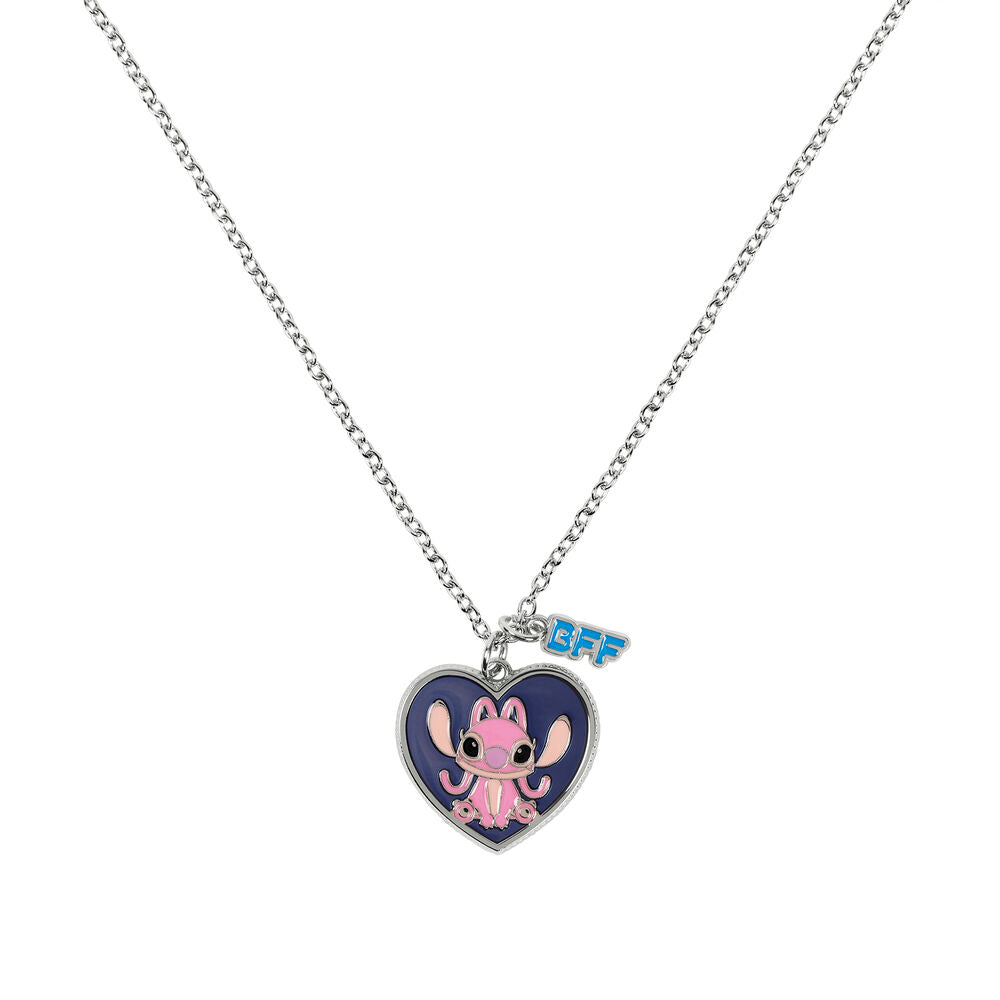 Vue rapprochée du pendentif cœur Angel avec détails colorés sur collier argenté