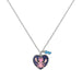 Vue rapprochée du pendentif cœur Angel avec détails colorés sur collier argenté
