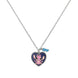 Vue rapprochée du pendentif cœur Angel avec détails colorés sur collier argenté
