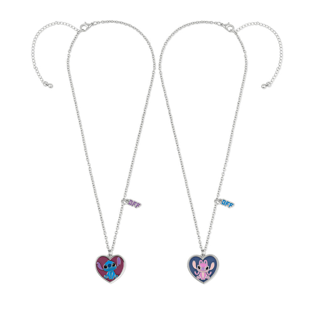 Collier Stitch en pendentif cœur posé sur fond blanc, mettant en valeur ses couleurs vives