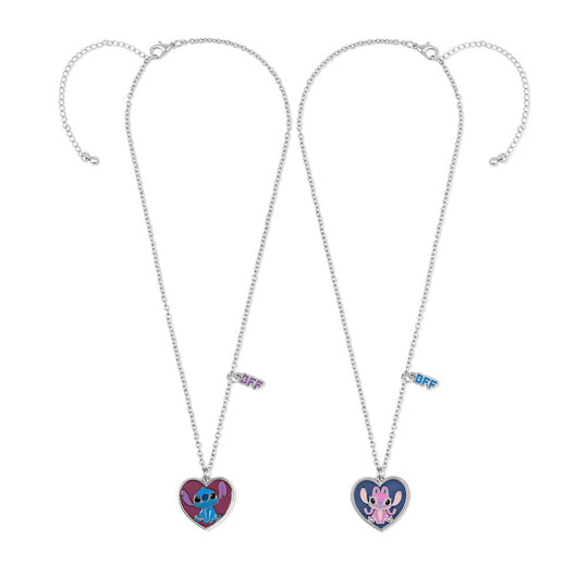 Collier Stitch en pendentif cœur posé sur fond blanc, mettant en valeur ses couleurs vives