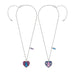 Collier Stitch en pendentif cœur posé sur fond blanc, mettant en valeur ses couleurs vives