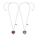 Collier Stitch en pendentif cœur posé sur fond blanc, mettant en valeur ses couleurs vives
