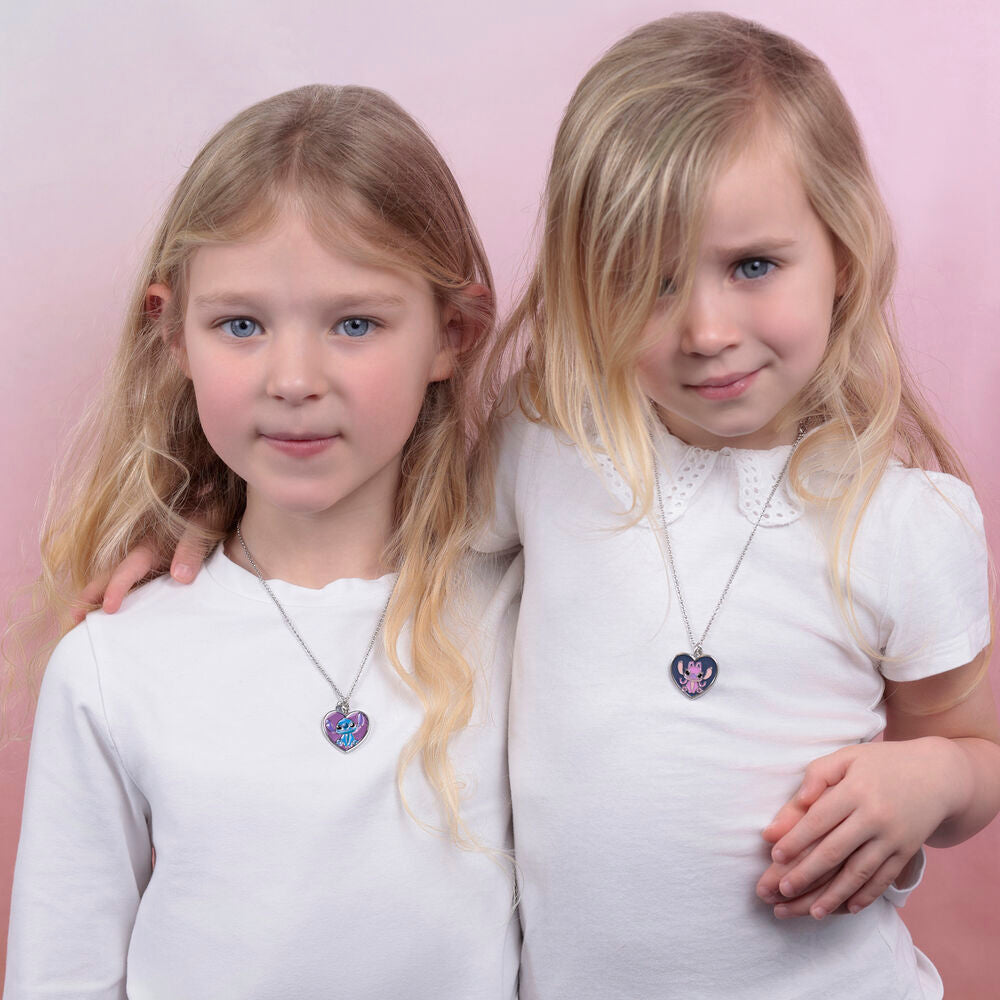 Image lifestyle d'une personne portant le collier Stitch dans un cadre lumineux et moderne