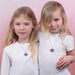 Image lifestyle d'une personne portant le collier Stitch dans un cadre lumineux et moderne