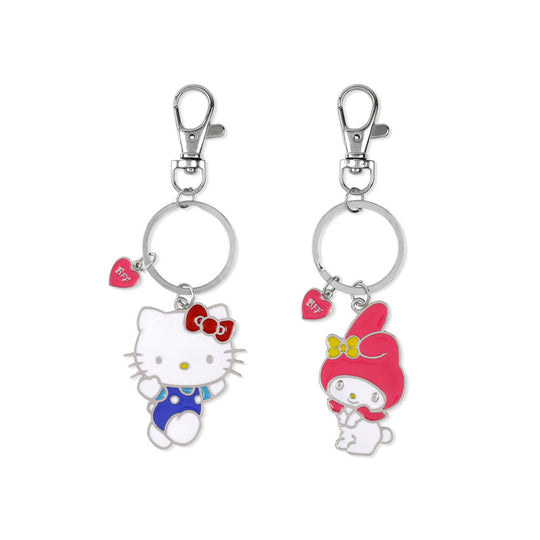 Gros plan sur les détails des porte-clés Hello Kitty et My Melody, mettant en évidence les finitions métalliques et les fermoirs mousquetons.