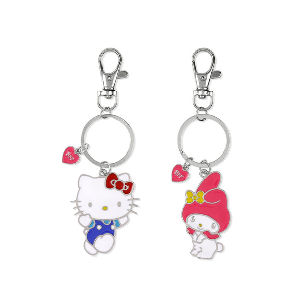 Gros plan sur les détails des porte-clés Hello Kitty et My Melody, mettant en évidence les finitions métalliques et les fermoirs mousquetons.