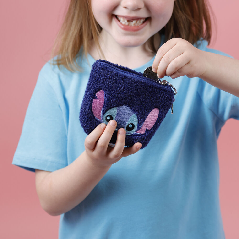 Vue de face du porte-monnaie porte-clés Disney Stitch en peluche bleue sur fond blanc