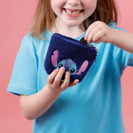 Vue de face du porte-monnaie porte-clés Disney Stitch en peluche bleue sur fond blanc