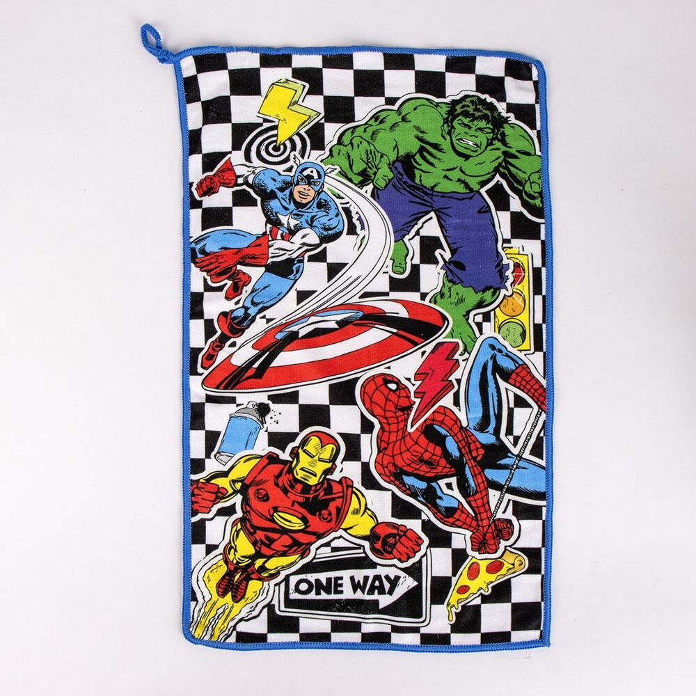 Trousse Marvel Avengers CERDÁ posée sur une surface blanche, idéale pour le voyage