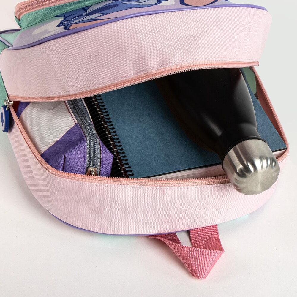 Sac à dos Disney Stitch CERDÁ posé sur une table, montrant ses dimensions compactes