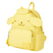 Détail du pendentif Hello Kitty et Pompompurin suspendu sur le sac à dos Loungefly