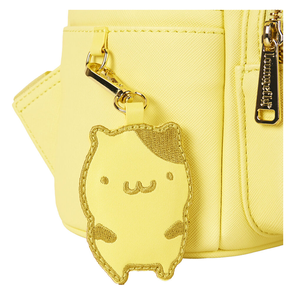 Gros plan sur la broderie et les appliqués en simili cuir du sac à dos Hello Kitty Pompompurin