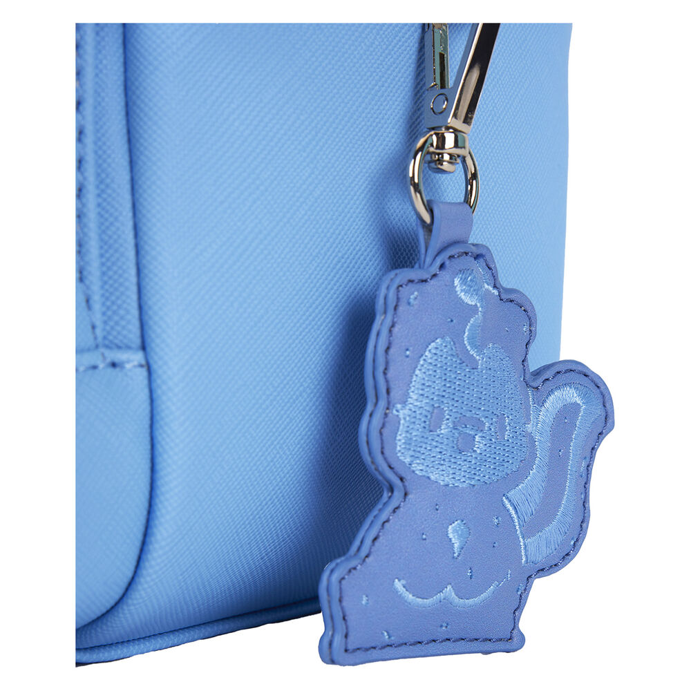 Zoom sur le pendentif argenté Hello Kitty accroché à la fermeture éclair du sac à dos Loungefly