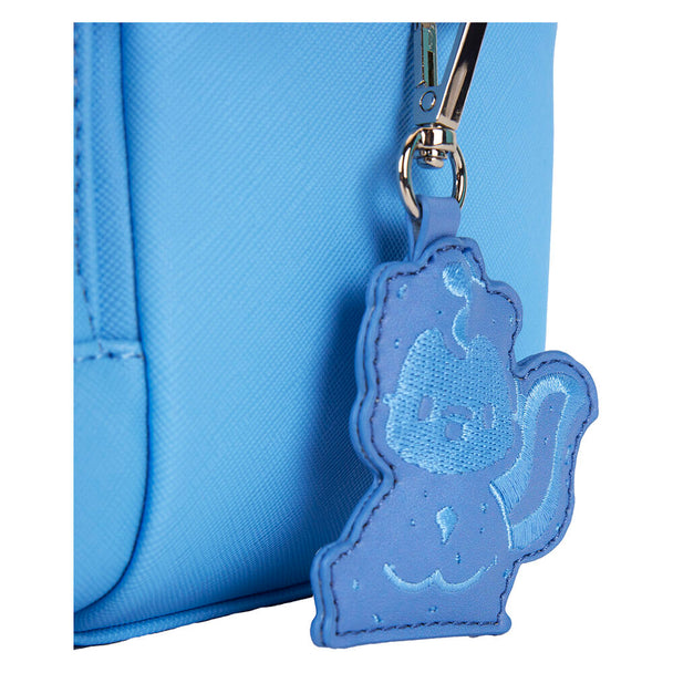 Zoom sur le pendentif argenté Hello Kitty accroché à la fermeture éclair du sac à dos Loungefly