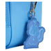 Zoom sur le pendentif argenté Hello Kitty accroché à la fermeture éclair du sac à dos Loungefly