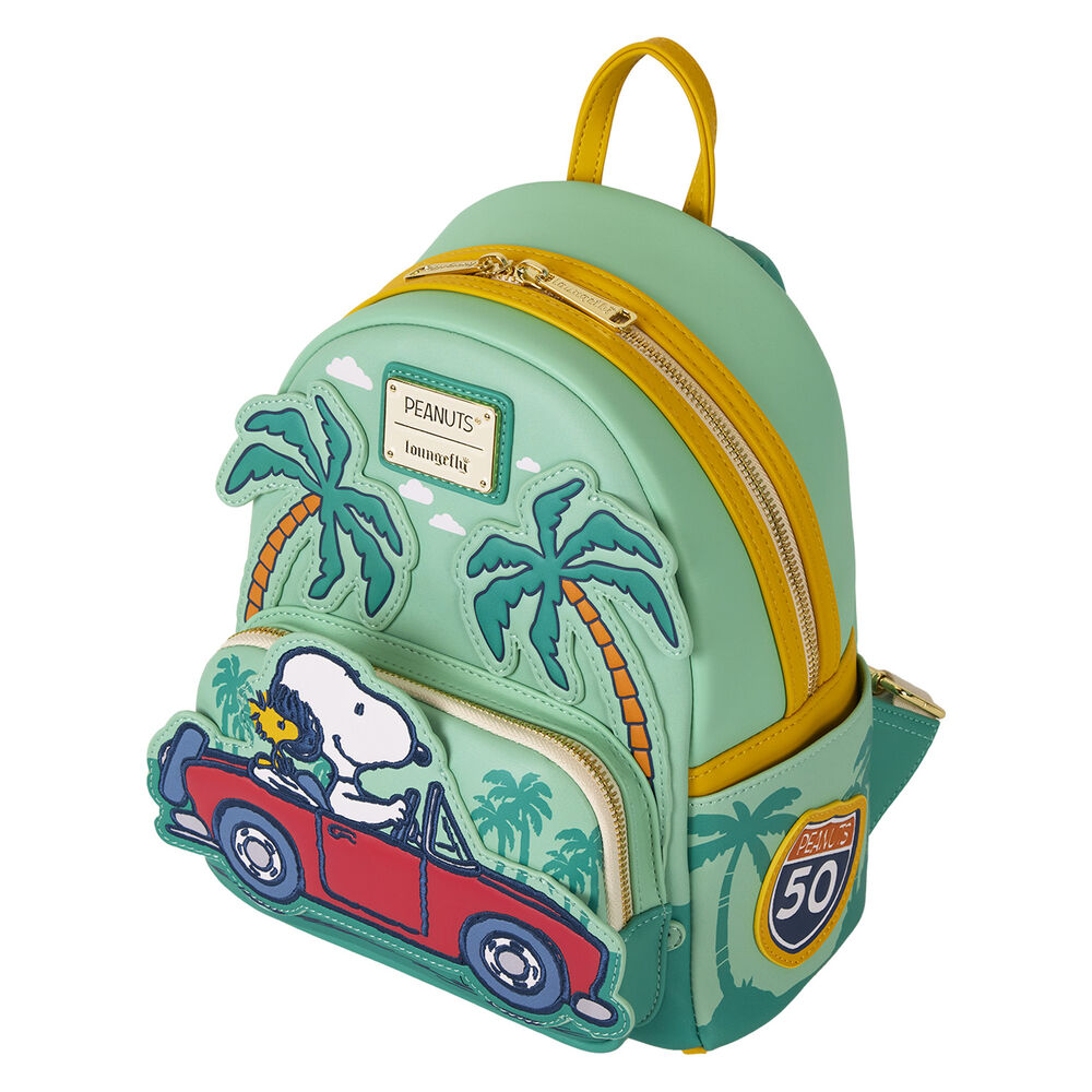 Profil latéral du sac montrant les poches latérales pratiques et la texture brillante du simili cuir