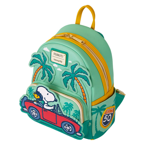 Profil latéral du sac montrant les poches latérales pratiques et la texture brillante du simili cuir