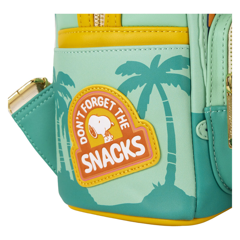 Sac à dos Loungefly Peanuts Road Trip porté par un modèle, illustrant son style et sa taille compacte
