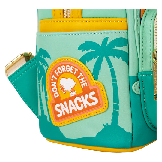 Sac à dos Loungefly Peanuts Road Trip porté par un modèle, illustrant son style et sa taille compacte