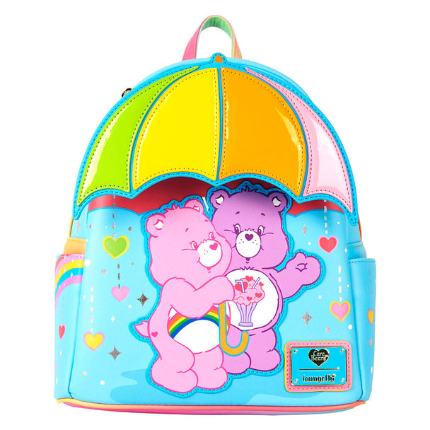 Sac à dos Loungefly Care Bears avec motif arc-en-ciel vu de face sur fond blanc