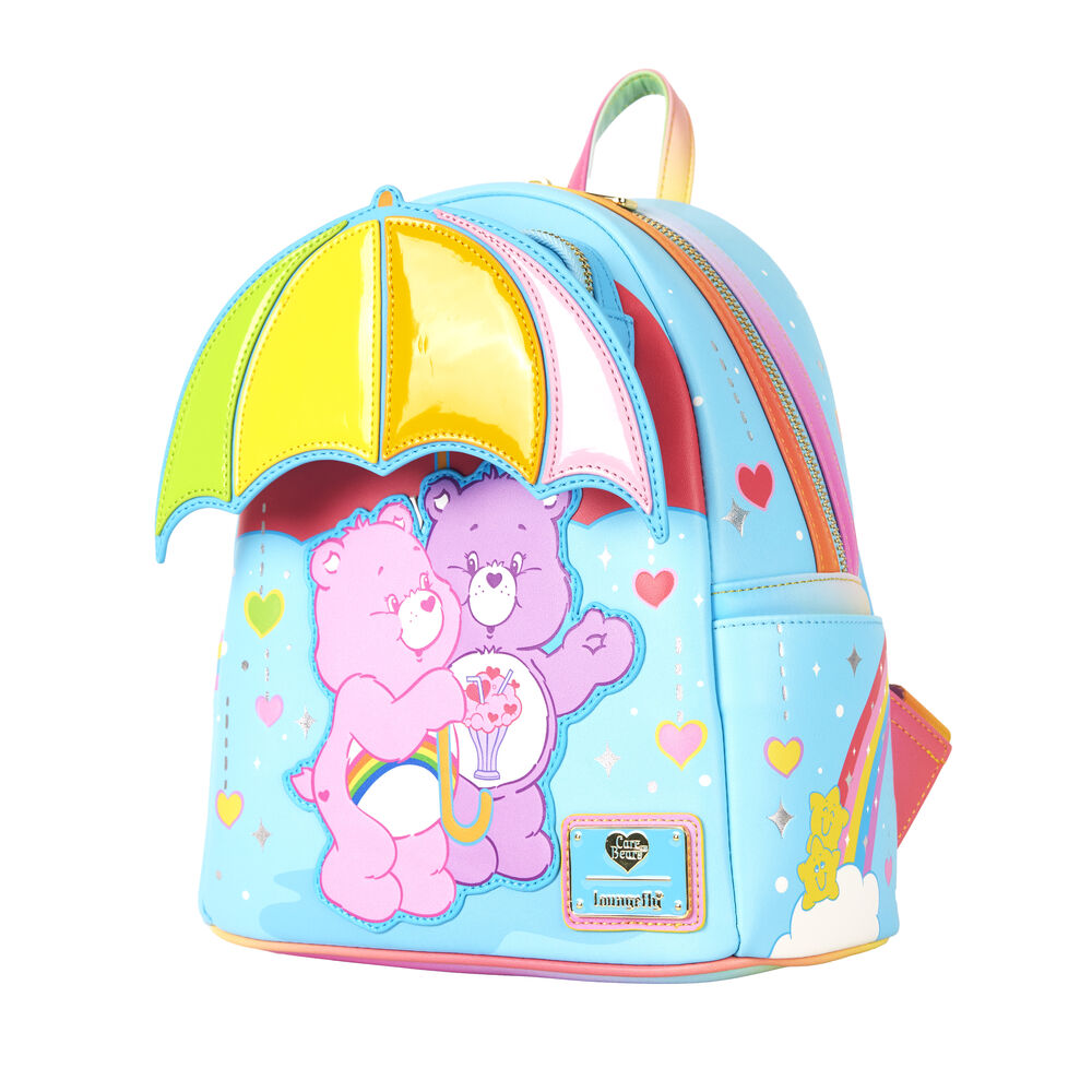 Sac à dos Loungefly Care Bears porté par un mannequin, illustrant la taille 26 cm