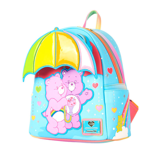 Sac à dos Loungefly Care Bears porté par un mannequin, illustrant la taille 26 cm