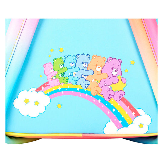 Gros plan sur le design coloré et les personnages Care Bears imprimés sur le sac