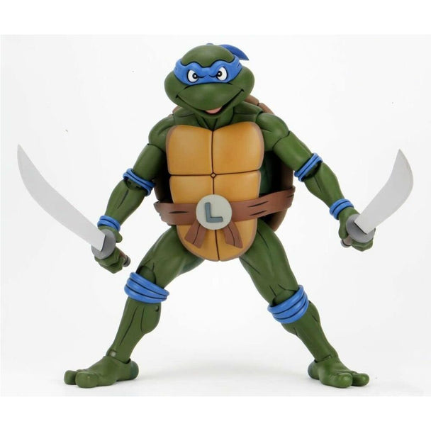Vue rapprochée de la figurine Leonardo Tortues Ninja NECA mettant en valeur les détails et la qualité des accessoires
