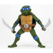 Vue rapprochée de la figurine Leonardo Tortues Ninja NECA mettant en valeur les détails et la qualité des accessoires