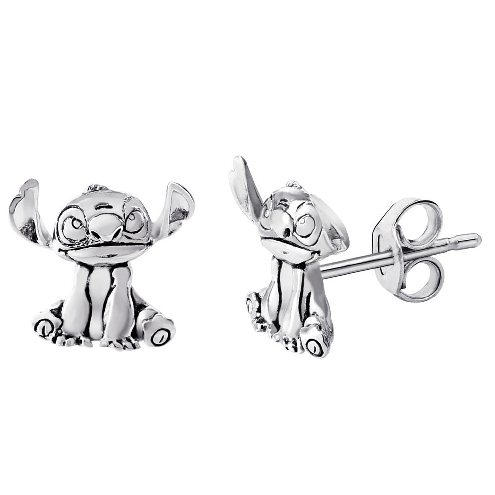 Zoom sur la paire de boucles d'oreilles Stitch argentées montrant les finitions et le design 3D