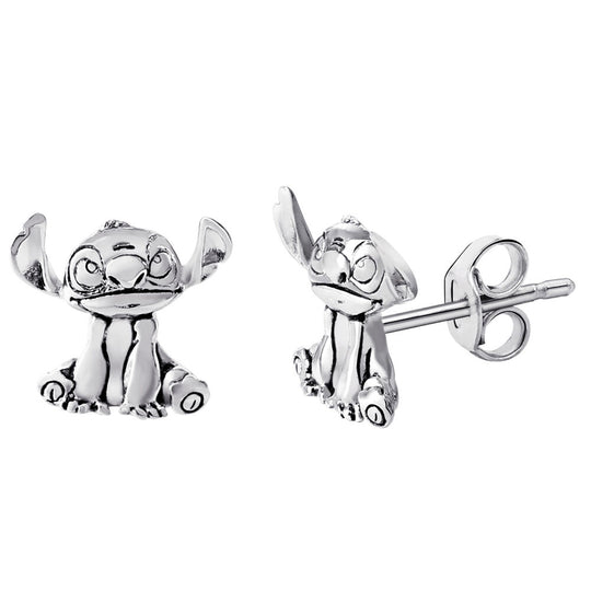 Zoom sur la paire de boucles d'oreilles Stitch argentées montrant les finitions et le design 3D