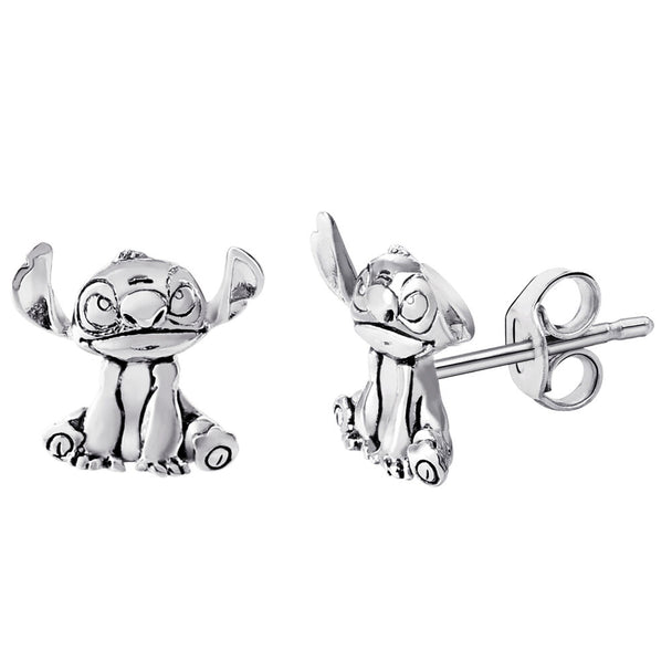 Zoom sur la paire de boucles d'oreilles Stitch argentées montrant les finitions et le design 3D