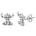 Zoom sur la paire de boucles d'oreilles Stitch argentées montrant les finitions et le design 3D