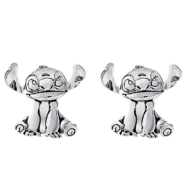 Boucles d'oreilles Stitch en argent plaqué avec détails 3D sur fond blanc, vue de face