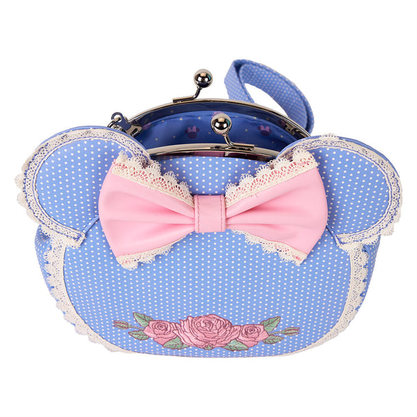 Gros plan sur les appliqués et broderies florales du sac Minnie Floral Loungefly