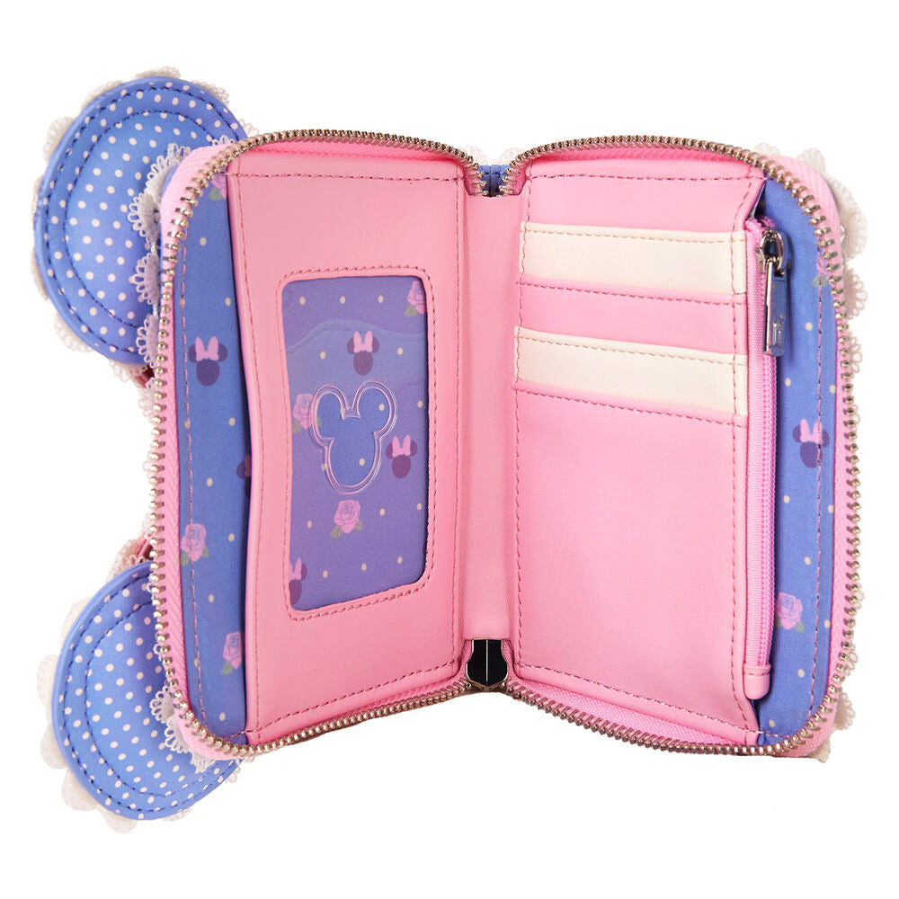 Gros plan sur les broderies, dentelle et appliqués décoratifs du portefeuille Loungefly Minnie Floral