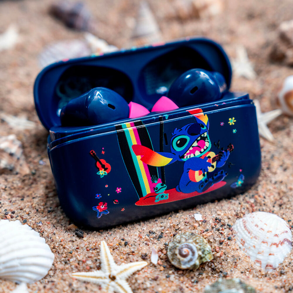 Présentation du casque sans fil Disney Stitch dans un contexte gaming avec manette et écran